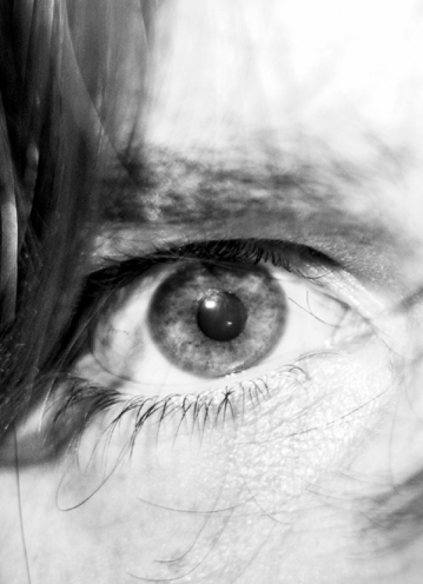 Guarda, un intervento artistico di affissione urbana che porta la fotografia d’autore nello spazio pubblico: grandi ritratti fotografici realizzati da Paolo Cenciarelli affissi su muri e superfici urbane del Municipio XV di Roma