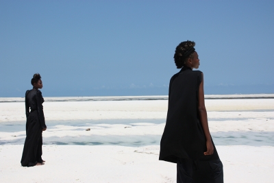 SantAfrika. La mostra di Sant&#039;Era e Sabrina Poli a Radio Trastevere Gallery: modelle keniane vestite con abiti couture originali calate nell’ambiente puro delle bianche spiagge di Watamu. Inaugurazione venerdì 30 settembre