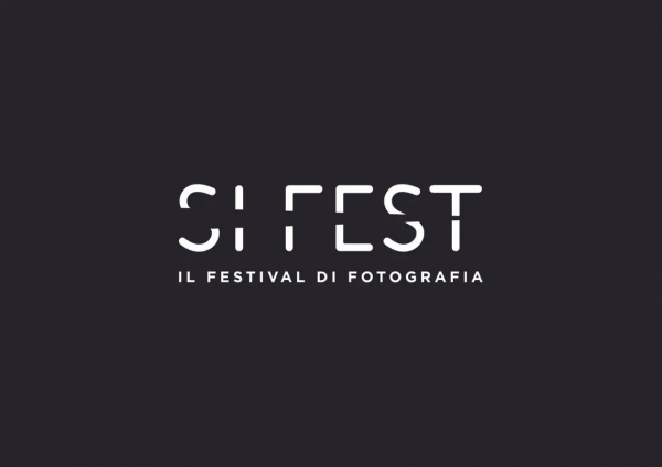 SI Fest 2022. Dal 9 settembre al 2 ottobre la 31a edizione del festival di fotografia a Savignano sul Rubicone. Direzione artistica di Alex Majoli: un festival rivolto ai giovani con mostre nelle scuole