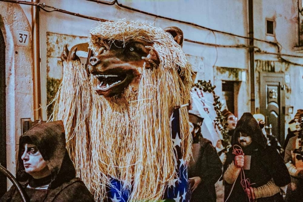 Il Carnevale di Putignano. Dal 2 al 6 febbraio un viaggio fotografico con Roberto Gabriele per fotografare un&#039;antichissima tradizione di carattere ancestrale, all&#039;insegna della satira e della cultura popolare